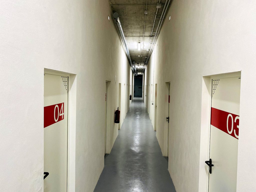 Entrada al recinto de almacenes para empresas PLAZArte Murcia